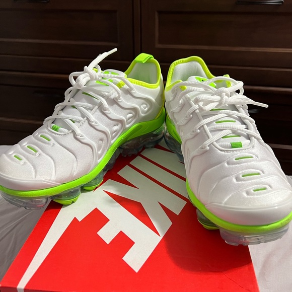 Nike Air Vapormax Plus / WHITE/ELECTRIC GREEN
BLANC/VERT ELECTRIQUE (Size M7) - Picture 6 of 7